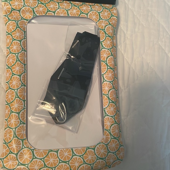 NWT Chums Floating Phone Protector - Picture 5 of 5